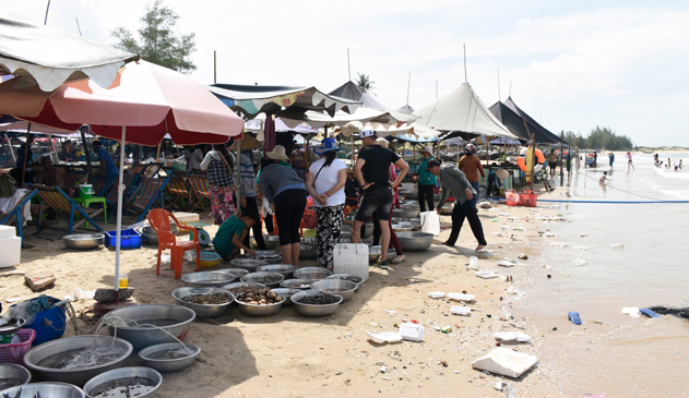 Chợ hải sản Hồ Tràm